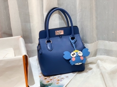 爱马仕 20 toolbox 牛奶盒 工具盒 一款中性有趣的包 中间采用轻便的金属旋转设计 无需拉链 简单方便 巨能装 swift R2 玛瑙蓝 银扣